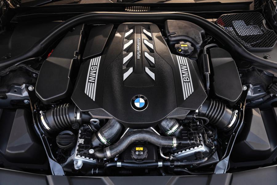 Моторный отсек BMW 750Li xDrive (G12) 2019 года  (ZA) (фото 33 из 40)